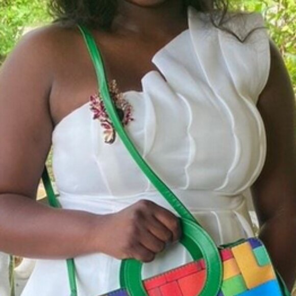 Dressy white structured statement top. Size 8 - Picture 6 of 7